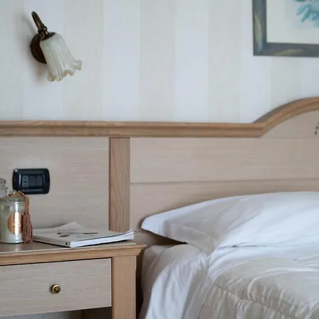 Отель Mondial 3*